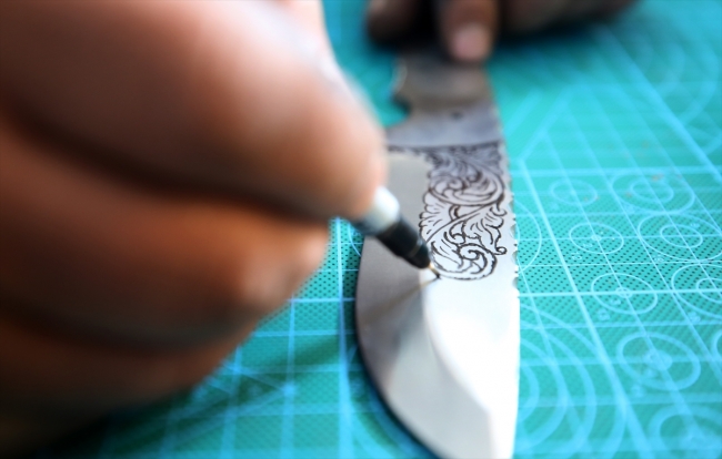 Ahşap ve çelik Mehmet Şeker'in ellerinde farklı motiflerle süsleniyor