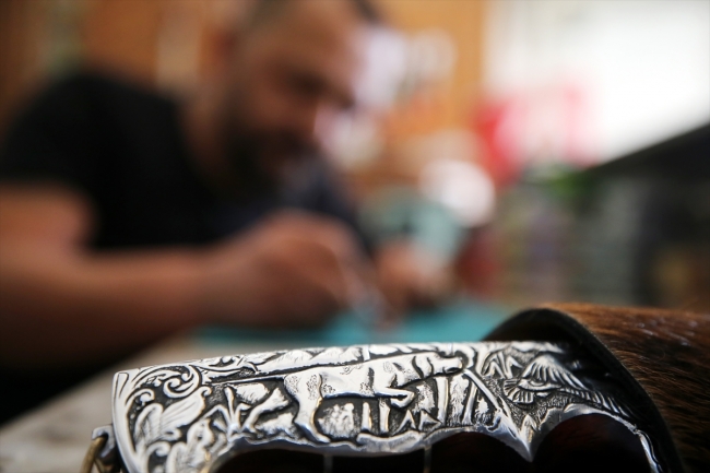 Ahşap ve çelik Mehmet Şeker'in ellerinde farklı motiflerle süsleniyor