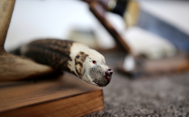 Ahşap ve çelik Mehmet Şeker'in ellerinde farklı motiflerle süsleniyor