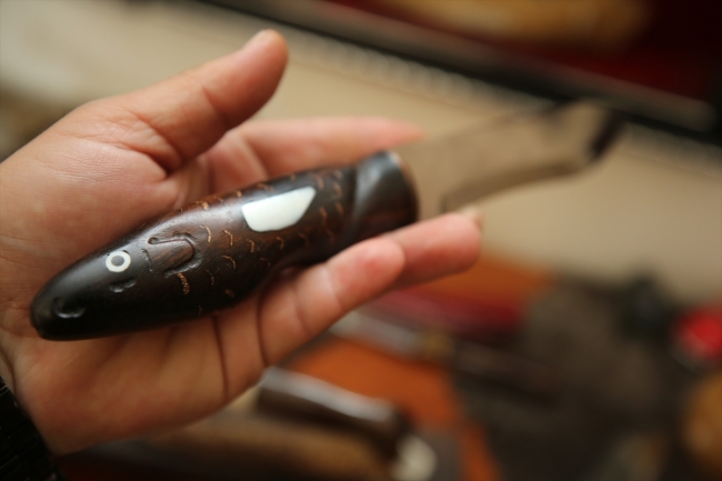 Ahşap ve çelik Mehmet Şeker'in ellerinde farklı motiflerle süsleniyor