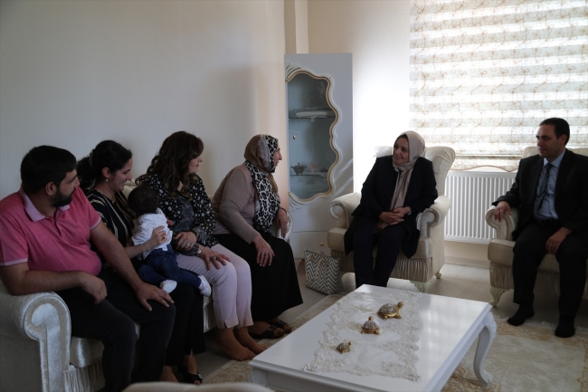 Şanlıurfa'da işitme engelli çiftlere bebek sesi algılayıcı telsiz dağıtıldı