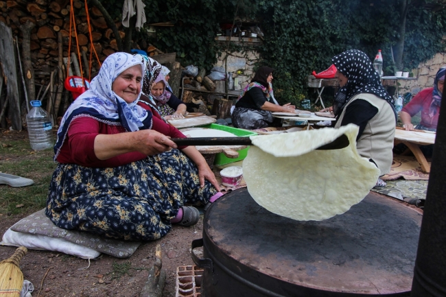 Kütahya'da kadınların imece usulü kış hazırlığı başladı