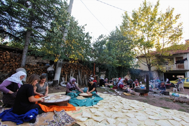 Kütahya'da kadınların imece usulü kış hazırlığı başladı