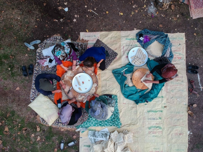 Kütahya'da kadınların imece usulü kış hazırlığı başladı