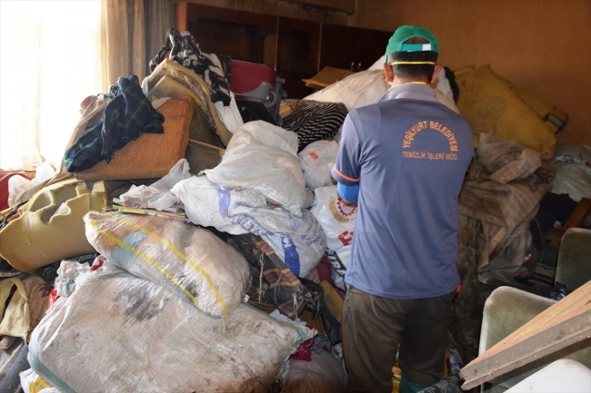 Malatya'da bir evden 4 kamyon çöp çıktı