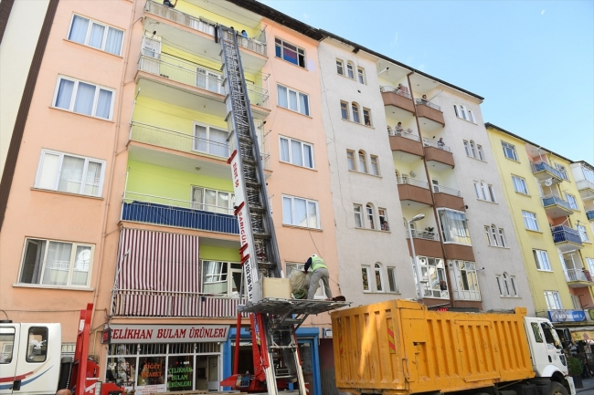 Malatya'da bir evden 4 kamyon çöp çıktı