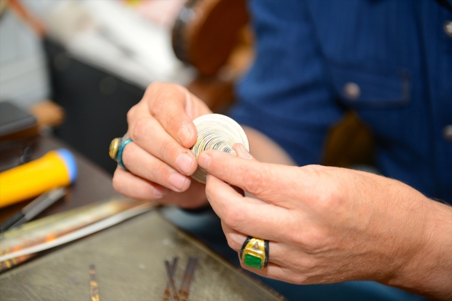 Atık kağıtlar onun ellerinde süs eşyalarına dönüşüyor