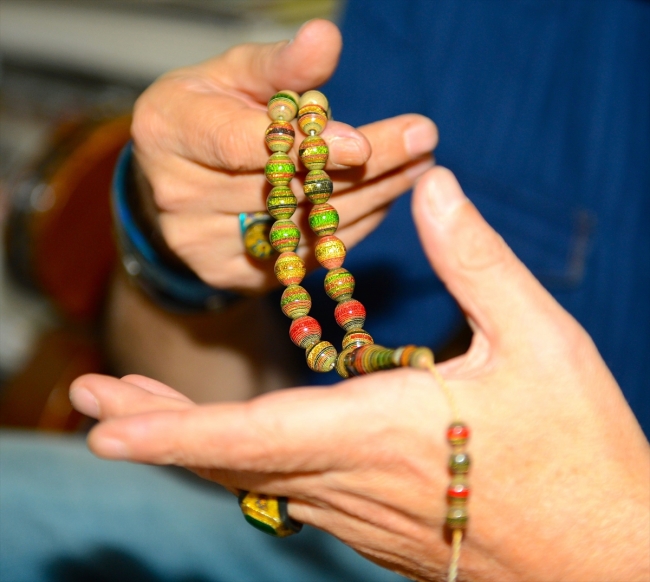 Atık kağıtlar onun ellerinde süs eşyalarına dönüşüyor