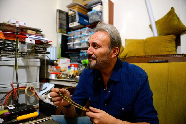 Atık kağıtlar onun ellerinde süs eşyalarına dönüşüyor