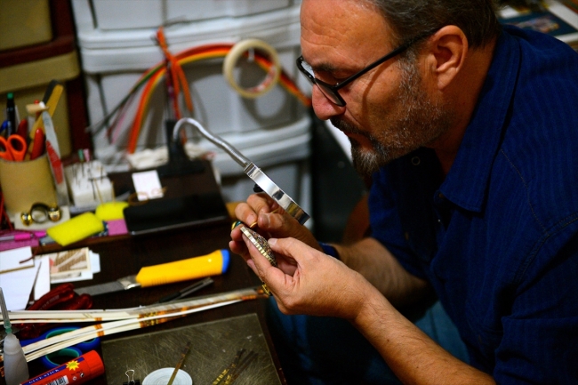 Atık kağıtlar onun ellerinde süs eşyalarına dönüşüyor