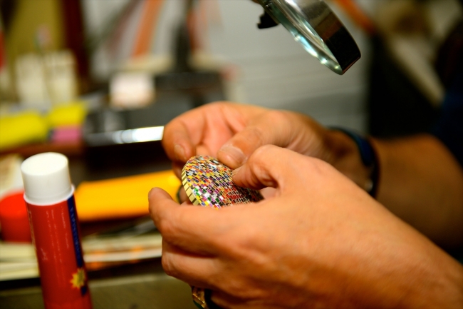 Atık kağıtlar onun ellerinde süs eşyalarına dönüşüyor