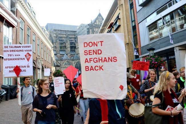 Hollanda'da Afgan mültecilerin gönderilmesi kararı protesto edildi