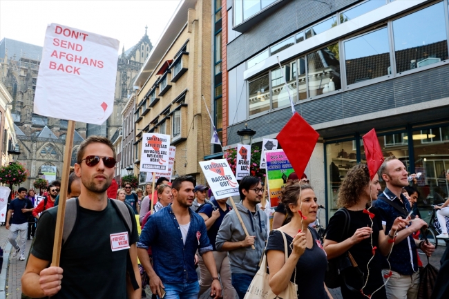 Hollanda'da Afgan mültecilerin gönderilmesi kararı protesto edildi