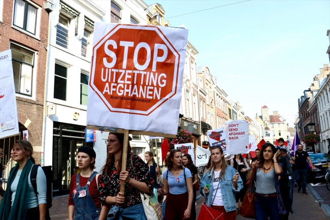 Hollanda'da Afgan mültecilerin gönderilmesi kararı protesto edildi
