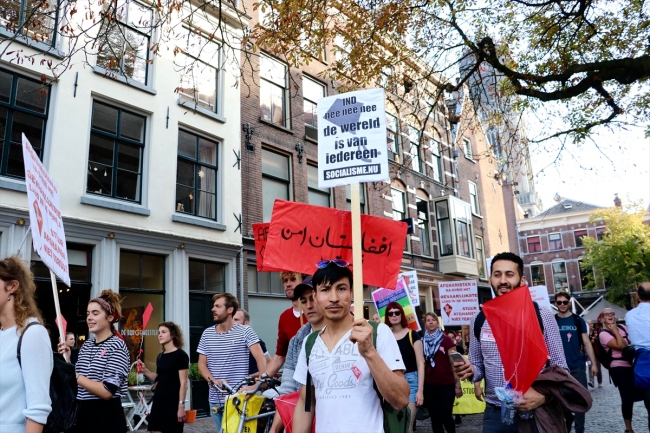 Hollanda'da Afgan mültecilerin gönderilmesi kararı protesto edildi