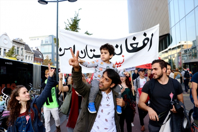 Hollanda'da Afgan mültecilerin gönderilmesi kararı protesto edildi