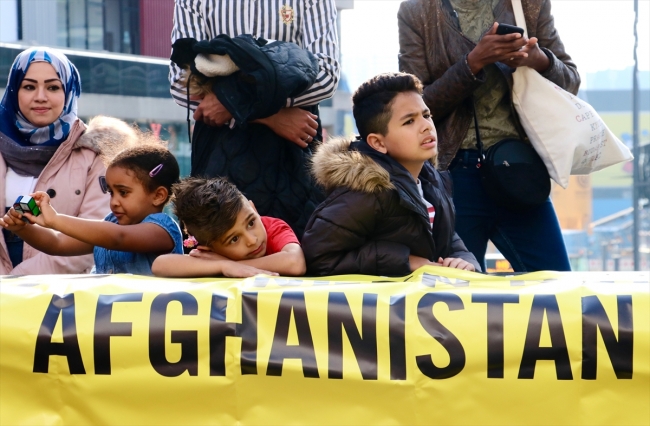 Hollanda'da Afgan mültecilerin gönderilmesi kararı protesto edildi