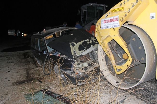 Konya'da otomobil, park halindeki iş makinasına çarptı: 5 yaralı