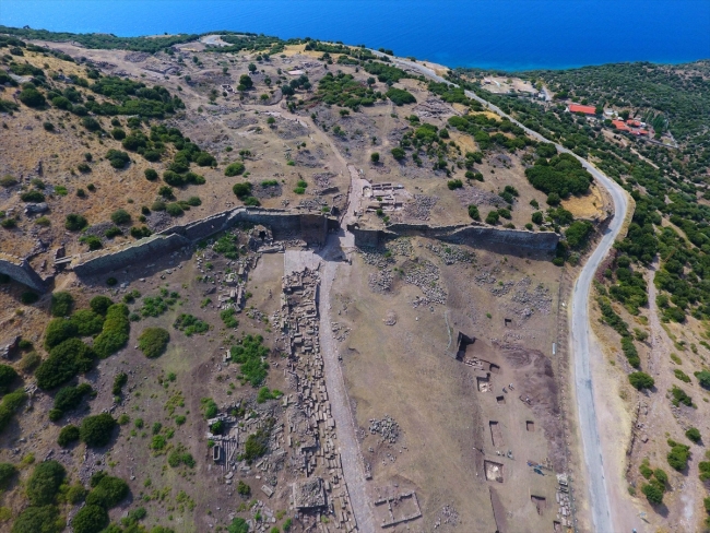 Assos Antik Kentinde 2 bin 300 yıllık aile mezarı bulundu
