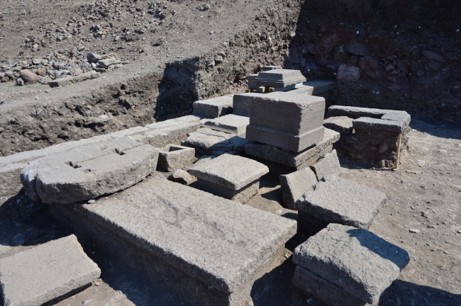 Assos Antik Kentinde 2 bin 300 yıllık aile mezarı bulundu