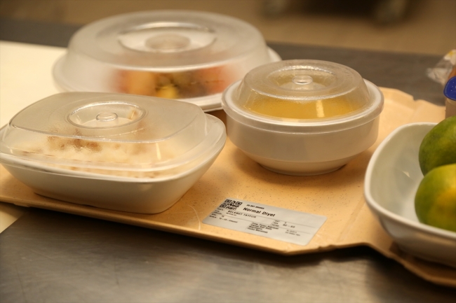 Hastaya özel hazırlanan yemekler barkod sistemiyle dağıtılıyor