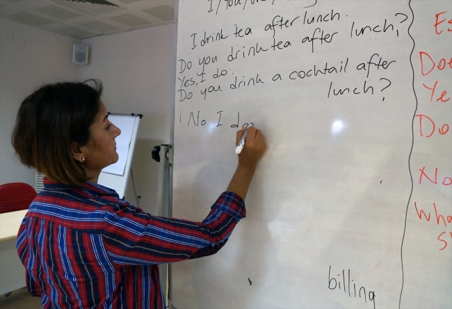 Sağlık çalışanları yabancı hastalar için İngilizce öğreniyor