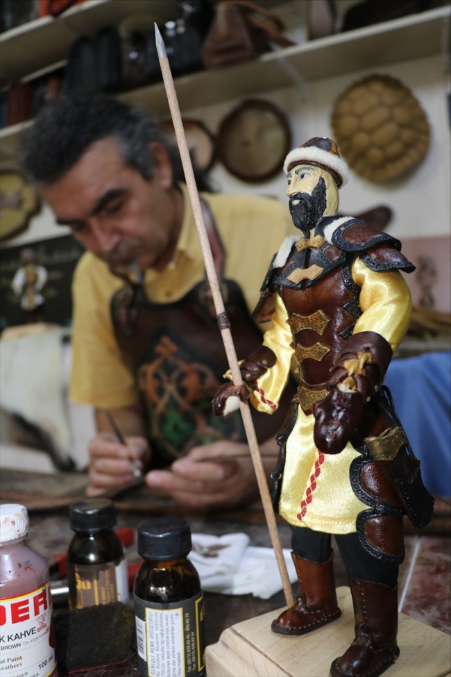 Dede mesleği deri işlemeciliğini üniversite öğrencilerine öğretiyor