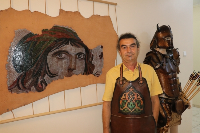 Dede mesleği deri işlemeciliğini üniversite öğrencilerine öğretiyor