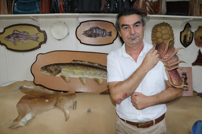 Dede mesleği deri işlemeciliğini üniversite öğrencilerine öğretiyor