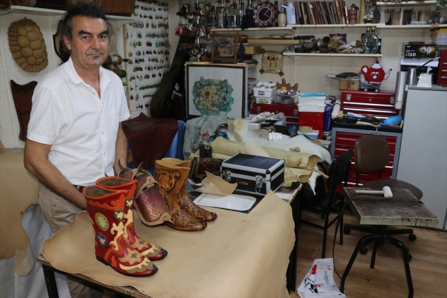 Dede mesleği deri işlemeciliğini üniversite öğrencilerine öğretiyor