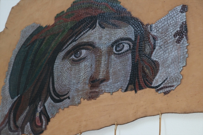 Dede mesleği deri işlemeciliğini üniversite öğrencilerine öğretiyor