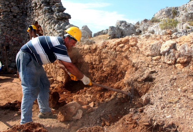 Antalya'da yabani otların altından çıkan 2 bin 200 yıllık antik kent