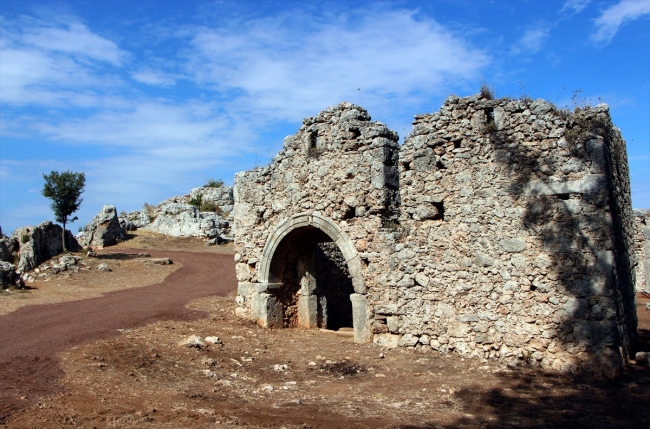 Antalya'da yabani otların altından çıkan 2 bin 200 yıllık antik kent