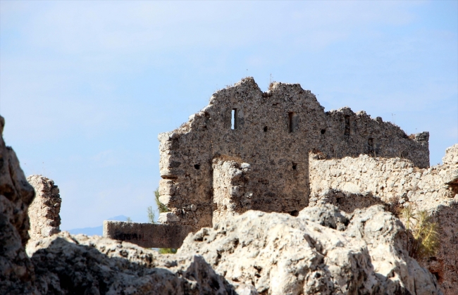 Antalya'da yabani otların altından çıkan 2 bin 200 yıllık antik kent