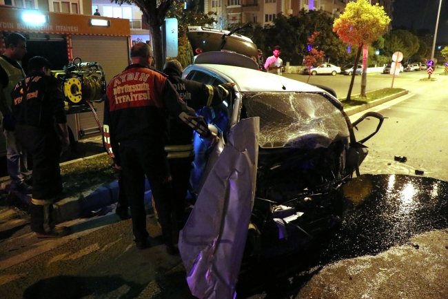 Aydın'da otomobil cami duvarına çarptı: 2 yaralı