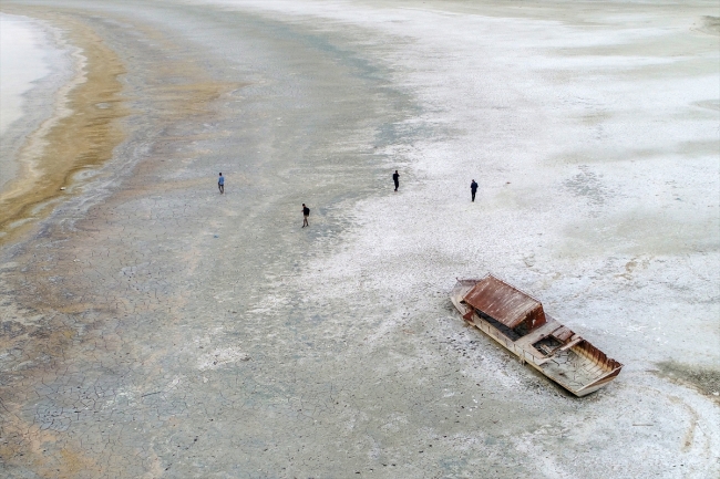 Van Gölü'nde sular çekildi, ortaya tapulu araziler ile batık tekneler çıktı