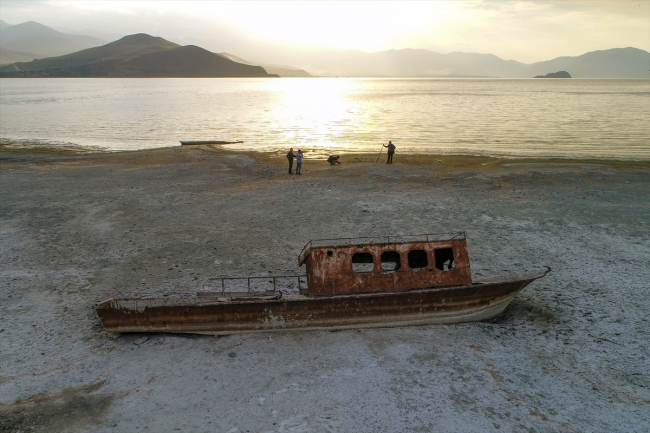 Van Gölü'nde sular çekildi, ortaya tapulu araziler ile batık tekneler çıktı
