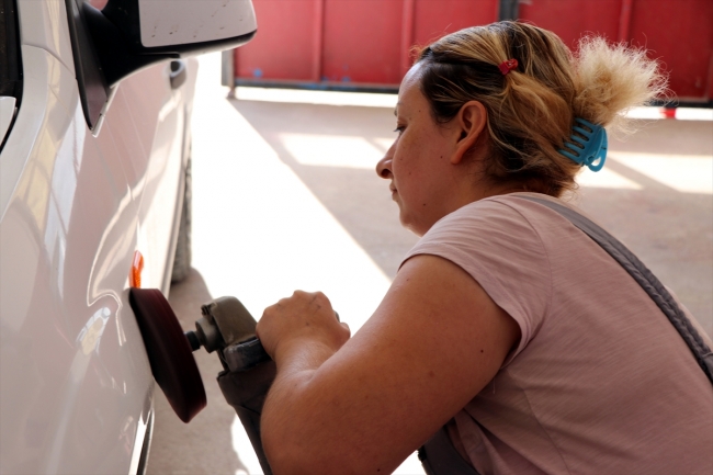 "Yapamazsın" diyenlere aldırmadı, sanayi sitesinde oto boyacısı oldu