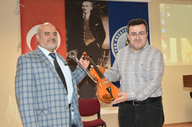 Yaptığı borulu lale kemanı İbrahim Alimoğlu Müzik Müzesi'ne hediye etti
