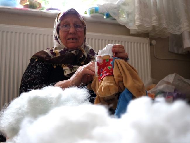 Eski oyuncakları kimsesiz çocuklar için tamir ediyorlar