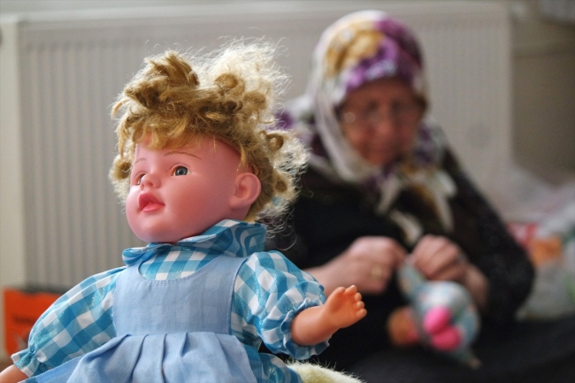 Eski oyuncakları kimsesiz çocuklar için tamir ediyorlar