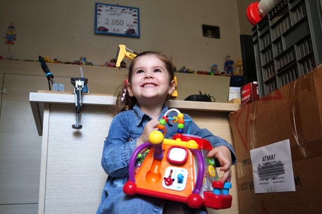 Eski oyuncakları kimsesiz çocuklar için tamir ediyorlar