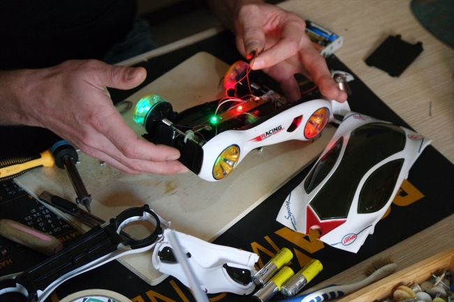 Eski oyuncakları kimsesiz çocuklar için tamir ediyorlar