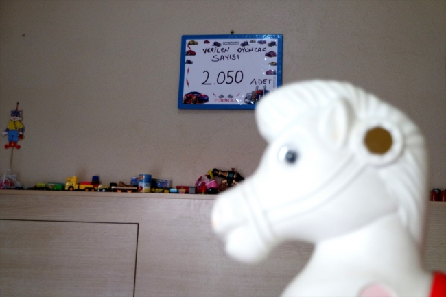 Eski oyuncakları kimsesiz çocuklar için tamir ediyorlar