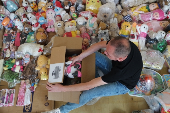 Eski oyuncakları kimsesiz çocuklar için tamir ediyorlar