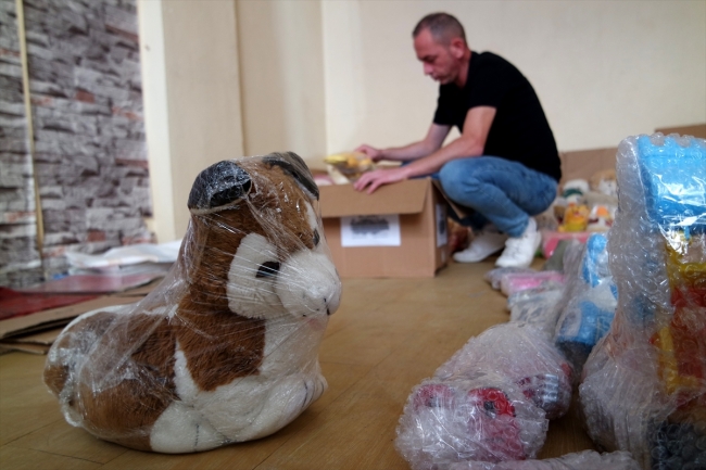 Eski oyuncakları kimsesiz çocuklar için tamir ediyorlar