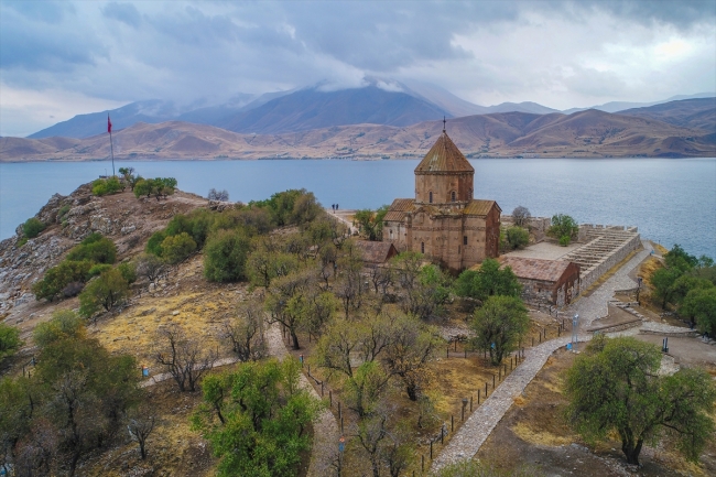 Akdamar Adası tatlı suya kavuşuyor