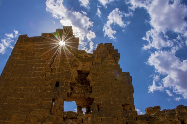 Çocukluğunda oyun oynadığı Zerzevan Kalesi'nde restoratör oldu