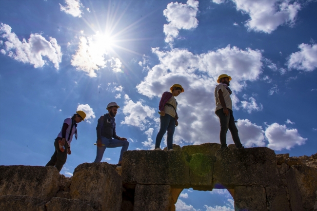 Çocukluğunda oyun oynadığı Zerzevan Kalesi'nde restoratör oldu