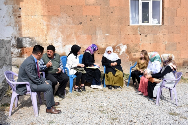 Kapı kapı geziyorlar, kız çocuklarını okula kazandırıyorlar